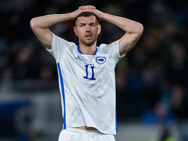 [ad_1] Sports Mole analizează confruntarea din calificările pentru Cupa Mondială – Europa dintre Bosnia-Herzegovina și România, incluzând predicții, noutăți despre echipe și posibile formații de start.Bosnia-Herzegovina își propune să obțină un loc în primele două pentru a-și păstra șansele de calificare directă la Cupa Mondială din 2026, găzduind România, care luptă pentru play-off, pe stadionul Bilino Polje sâmbătă.Deși Dragons încearcă să depășească Austria pentru locul automat din Grupa H, acest lucru ar putea fi o provocare pentru oaspeți, care pot viza o victorie pentru a-i depăși pe cei din postura de gazde.Preview-ul meciuluiEtapa recentă, fără victorie în ultimele două meciuri de calificare, a lăsat Bosnia într-o situație precarious, în timp ce echipa luptă să rămână în cursa pentru un loc direct, evitând totodată o coborâre pe poziția a treia.După ce a câștigat primele patru meciuri din campanie, o înfrângere cu 2-1 în fața Austriei a determinat cedarea locului întâi pe baza diferenței de goluri, iar un egal de 2-2 în Cipru a extins distanța față de lideri la două puncte.Între timp, înfrângerea Austriei cu 1-0 în București a revitalizat speranțele Bosniei pentru o calificare automată, deși poziția lor rămâne delicată, cu România la doar trei puncte distanță.În condiții de intensitate ridicată, un succes aici, combinat cu o greșeală din partea liderilor grupei în meciul cu Cipru, ar putea plasa Bosnia în frunte, înaintea unei posibile decizii cu Austria peste patru zile.Totuși, entuziasmul fanilor de acasă va fi moderat, având în vedere că Bosnia a câștigat doar două din ultimele nouă meciuri pe teren propriu, înregistrând șase înfrângeri și un egal în această perioadă.Un gol marcat în prelungiri de Virgil-Eugen Ghita a adus României o victorie cu 1-0 în fața Austriei în octombrie, menținându-le speranțele de calificare, deși play-off-urile par a fi o opțiune mai realistă.Tricolorii se află la cinci puncte în urma Austriei, cu două meciuri rămase, iar o victorie i-ar propulsa deasupra Bosniei, în timp ce o înfrângere le-ar pune capăt șanselor de a ajunge la primul Campionat Mondial din 1998.Încrederea rămâne ridicată în echipa lui Mircea Lucescu, care a câștigat nouă din ultimele douăsprezece confruntări competitive, incluzând opt victorii din ultimele unsprezece, de la revenirea antrenorului veteran la echipa națională, după 38 de ani.Cu toate acestea, bilanțul lor recent în meciurile din deplasare ridică unele semne de întrebare, România nereușind să înregistreze o victorie în ultimele două meciuri pe teren străin (D1, L1).Așadar, cele două echipe s-au întâlnit de șapte ori în competiții oficiale; Tricolorii au câștigat patru dintre aceste confruntări, iar Bosnia a învins în celelalte trei, ceea ce face ca acest meci să fie echilibrat