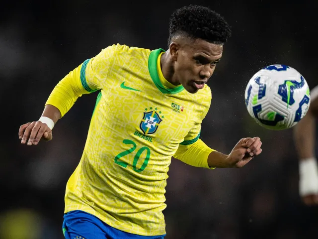 [ad_1] Sports Mole analizează confruntarea dintre Brazilia și Tunisia din cadrul amicalelor internaționale de marți, incluzând predicții, noutăți de echipă și posibile formule de start.Stade Pierre-Mauroy din Lille va găzdui meciul dintre Brazilia și Tunisia marți, pe măsură ce cele două națiuni își continuă pregătirile pentru Cupa Mondială din 2026 din America de Nord.Aceasta va fi doar a treia întâlnire între cele două echipe, brazilienii obținând victorii convingătoare în întâlnirile anterioare.Preview meciÎn cadrul ultimelor feronii internaționale, Brazilia a jucat două amicale consecutive cu echipe din aceeași zonă geografică, iar prima dintre ele s-a soldat cu o victorie.Selecao a început programul din octombrie cu o victorie clară de 5-0 împotriva Coreei de Sud, dar a suferit o înfrângere neașteptată de 3-2 în fața Japoniei, rezultat care a dus la retrogradarea lor de pe locul șase pe șapte în clasamentul FIFA.O situație similară a fost observată în septembrie, când o înfrângere în fața Boliviei în ultimul meci de calificare le-a afectat poziția în clasament, deși cei cinci campioni ai lumii și-au asigurat un loc la Cupa Mondială, extinzându-și recordul de a participa la fiecare ediție a turneului.Luna noiembrie a început mai optimist pentru Carlo Ancelotti și echipa sa, obținând o victorie cu 2-0 împotriva Senegalului la Emirates Stadium sâmbătă, cu puncte importante de la jucători tineri precum Estevao și Casemiro.Sub conducerea lui Ancelotti, echipa a obținut patru victorii din ultimele șapte meciuri, deși marți va fi un test dificil, având în vedere că succesul împotriva Senegalului a fost doar a doua victorie din ultimele cinci confruntări cu echipe africane.De cealaltă parte, Tunisia a fost învinsă cu 5-1 în ultimul meci direct la Parc des Princes în 2022, după ce a pierdut anterior cu 4-1 în 1973.Cu toate acestea, Cartea Eagles vin în această dispută cu optimism, fiind neînvinși în ultimele patru meciuri și având un parcurs remarcabil în cadrul calificărilor pentru Cupa Mondială, unde au obținut biletul automat cu nouă victorii din zece meciuri, fără să primească gol.După ce au încheiat preliminariile cu victorii convingătoare de 6-0 și 3-0 împotriva Sao Tome și Principe și Namibia, respectiv, Sami Trabelsi și echipa sa au obținut un rezultat de egalitate 1-1 cu Mauritania, încheind o serie de trei înfrângeri în amicale, și au câștigat 3-2 împotriva Iordaniei, rupând astfel seceta rezultatelor pozitive.Momentan pe locul 43 în lume, echipa nord-africană a urcat trei poziții în clasificarea FIFA și speră să obțină un rezultat favorabil marți pentru a câștiga avans înainte de Cupa Africii din decembrie