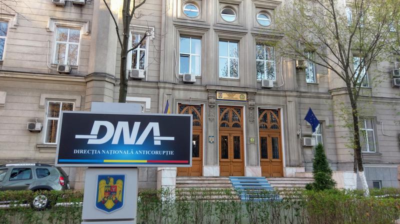 Un ex-senator PSD, reținut de DNA pentru oferte de intervenții la ministrul Apărării. Moșteanu: „A vrut să îmi corupă influența cu un milion de euro.”