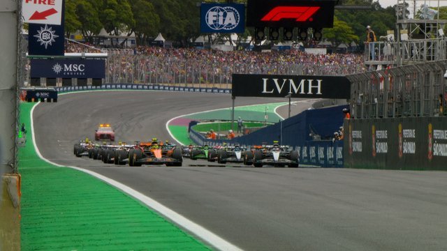 Urmăriți începutul GP-ului din Sao Paulo, cu Lando Norris în frunte.