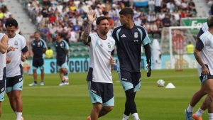 Zeci de mii de suporteri l-au ovacionat pe Lionel Messi în timpul antrenamentului Argentinei de la Elche