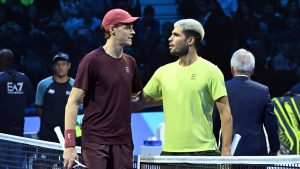 Jannik Sinner obține o victorie spectaculoasă împotriva lui Carlos Alcaraz în finala Turneului Campionilor
