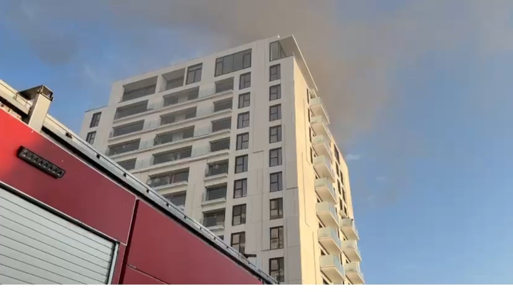 VIDEO Incendiu într-un apartament din Sectorul 5, cu degajări semnificative de fum; pompierii verifică prezența eventualelor victime
