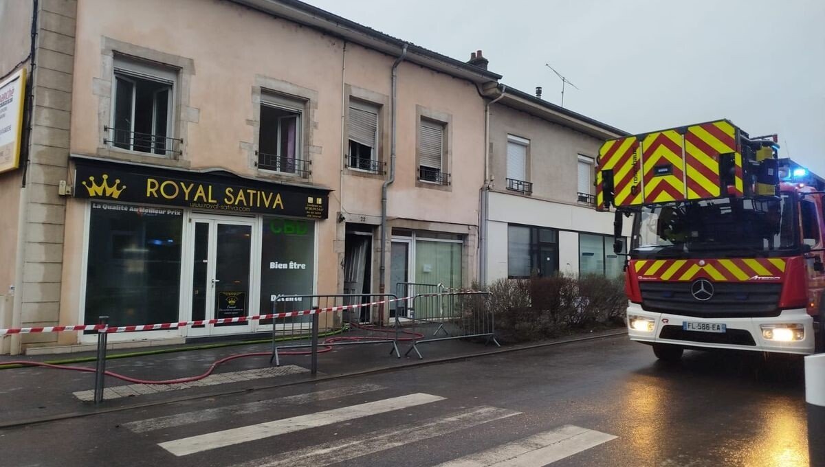 [ad_1] Cinci persoane au pierdut viața într-un incendiu izbucnit într-o clădire cu trei niveluri din localitatea Neuves-Maisons, situată în regiunea Meurthe-et-Moselle, conform informațiilor transmise de pompieri și autoritatea locală