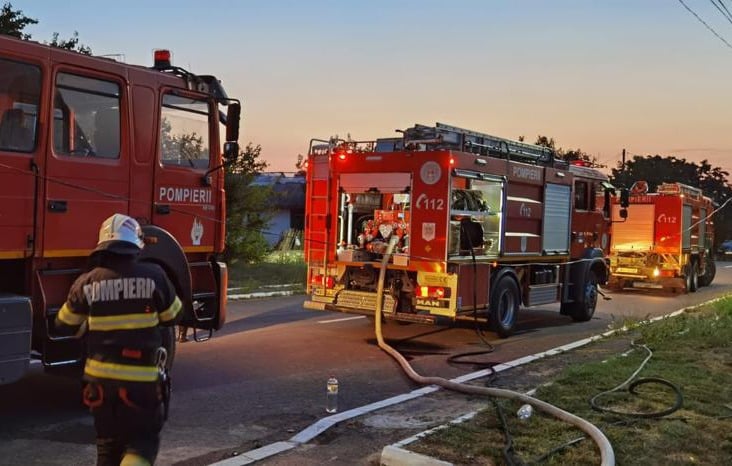 [ad_1] Un incendiu a izbucnit sâmbătă seara la o pensiune din Mahmudia, iar mai multe echipaje de pompieri sunt prezente la fața locului pentru a stinge focul