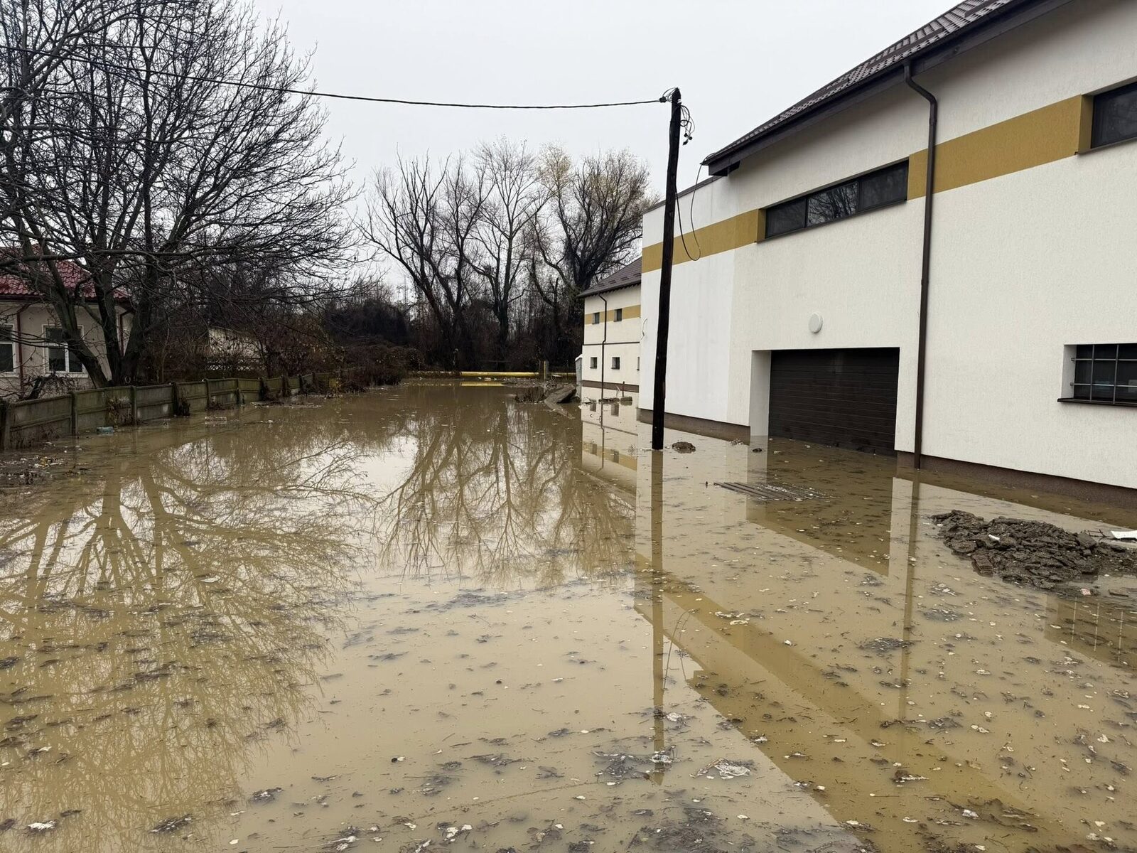 [ad_1] Mai multe gospodării din municipiul Pitești au fost inundate duminică dimineața, după ce Râul Doamnei a ieșit din albie din cauza ploilor abundente, au informat reprezentanții Inspectoratului pentru Situații de Urgență (ISU) Argeș