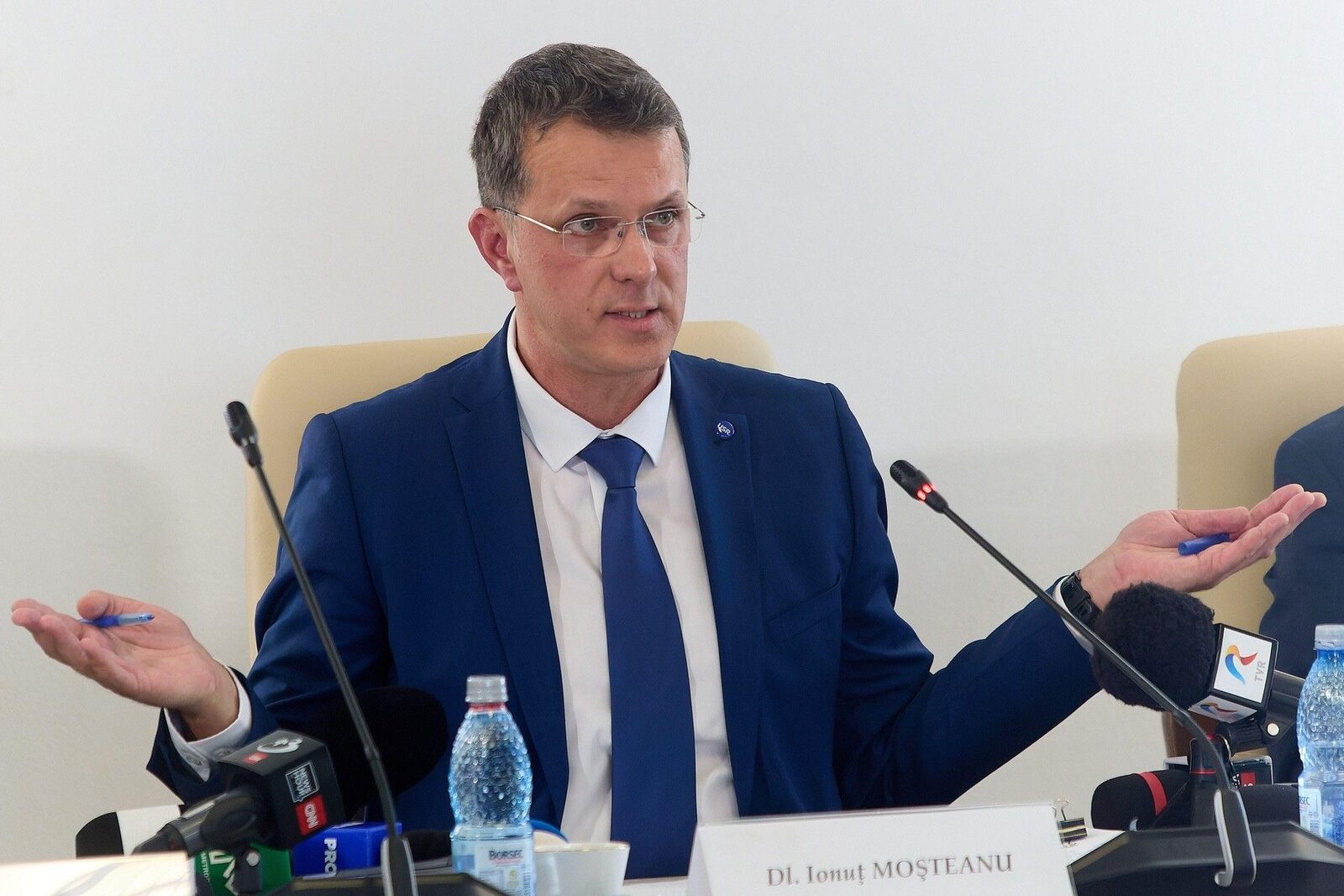 Ionuț Moșteanu din USR anunță finalizarea discuțiilor despre pensiile magistraților miercuri, subliniind că solicitările au fost inacceptabile și menționează posibilitatea unei întâlniri pentru o soluție comună