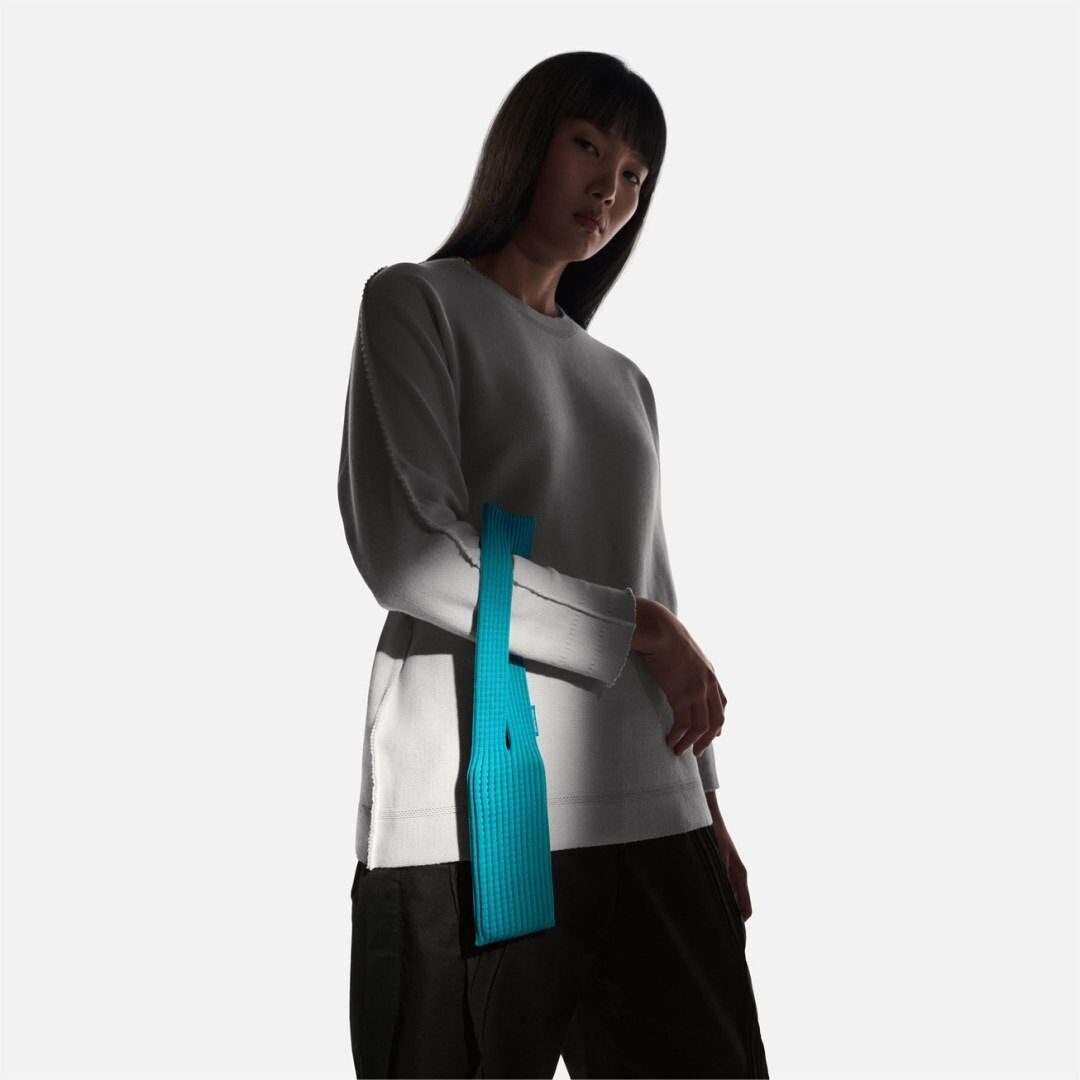 [ad_1] Apple a continuat să îmbine elemente de lux, minimalism și absurd în lansarea recentă a unui nou accesoriu pentru iPhone, numit „iPhone Pocket”