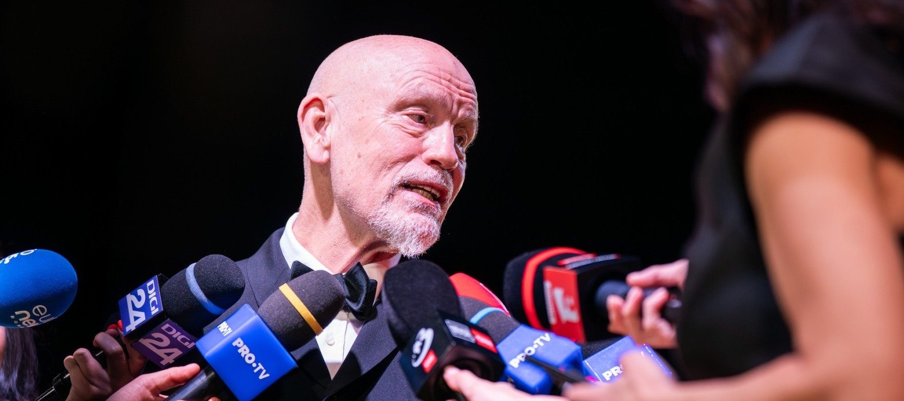 Interviuri exclusive: John Malkovich despre personalitatea captivantă a lui Sergiu Celibidache / Ben Schnetzer despre muzică remarcabilă și imagini uimitoare / Premiera filmului „Cravata galbenă” în cinematografele din România