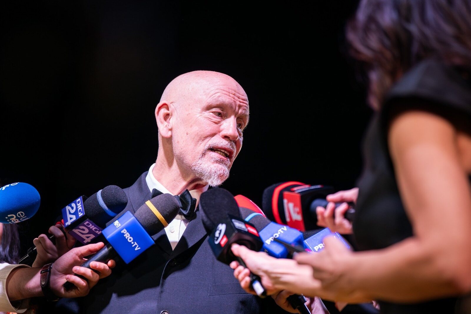 Interviuri exclusive: John Malkovich despre personalitatea captivantă a lui Sergiu Celibidache / Ben Schnetzer despre muzică remarcabilă și imagini uimitoare / Premiera filmului „Cravata galbenă” în cinematografele din România