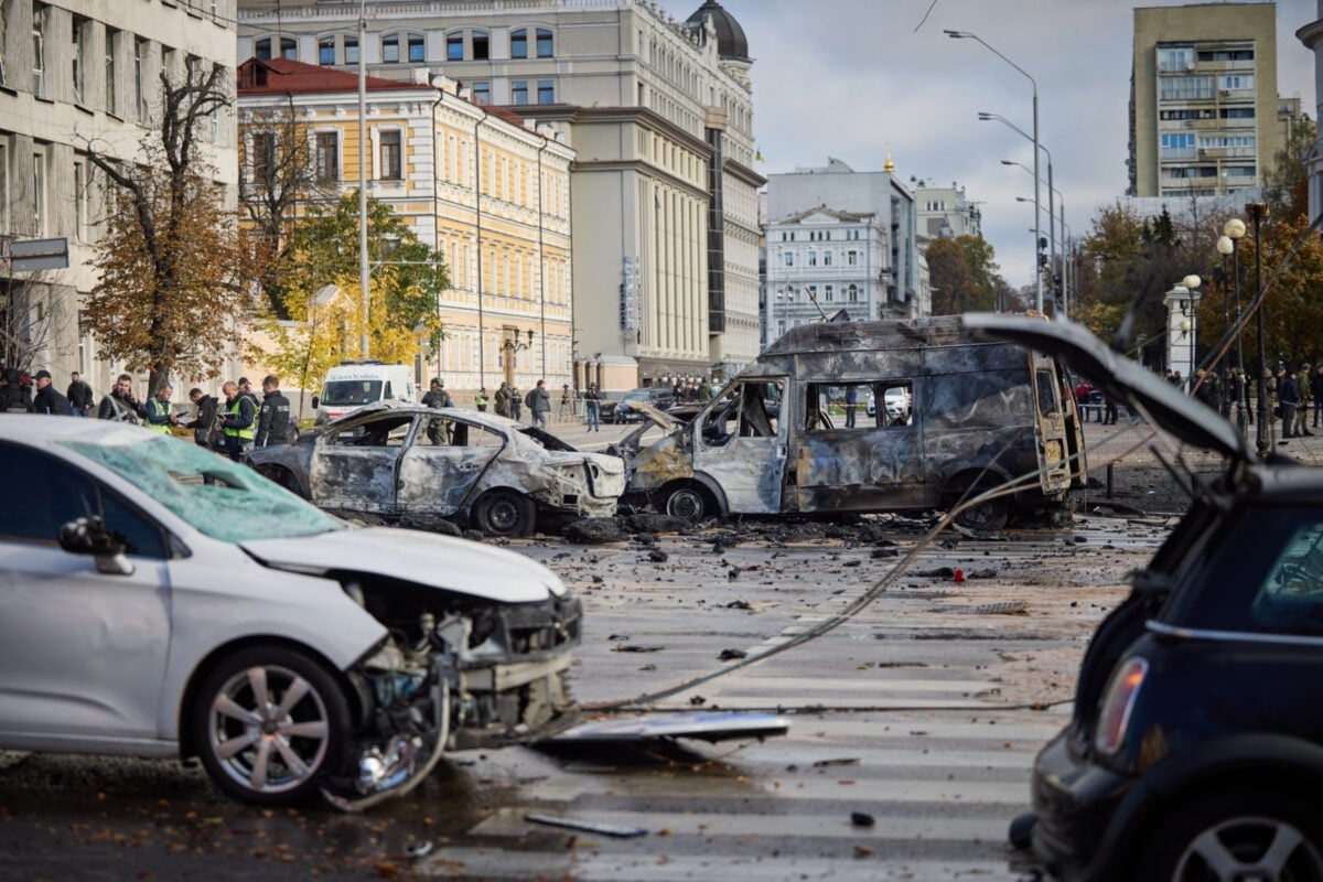 [ad_1] Patru persoane și-au pierdut viața la Kiev, conform anunțului făcut de președintele ucrainean Volodimir Zelenski, după un amplu atac rusesc cu rachete și drone