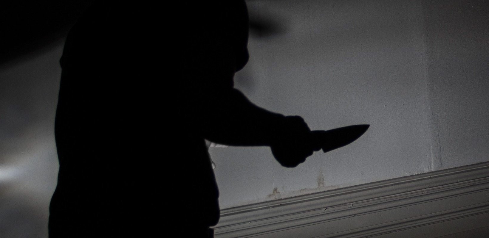 Un tânăr de 20 de ani a fost implicat într-un atac cu cuțitul, în București, înjunghind un bărbat de 33 de ori pe stradă; victima a supraviețuit, iar autoritățile nu au descoperit încă motivul incidentului