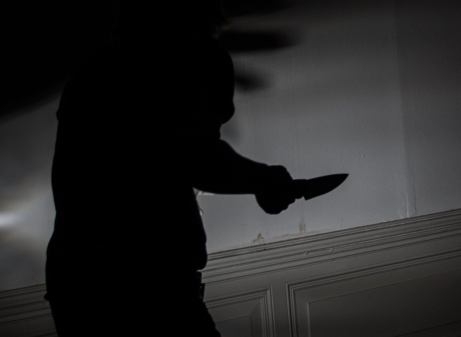 Un tânăr de 20 de ani a fost implicat într-un atac cu cuțitul, în București, înjunghind un bărbat de 33 de ori pe stradă; victima a supraviețuit, iar autoritățile nu au descoperit încă motivul incidentului