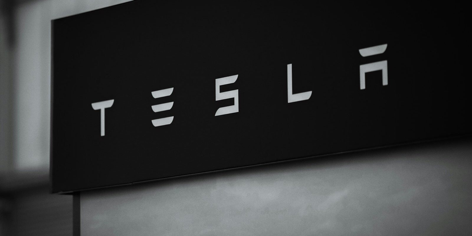 [ad_1] Acționarii Tesla au aprobat joi un pachet uriaș de compensații pentru CEO-ul Elon Musk, evaluat la aproape 1.000 de miliarde de dolari, cu un sprijin de peste 75%, conform rezultatelor anunțate în cadrul adunării generale anuale a companiei, desfășurată în Texas