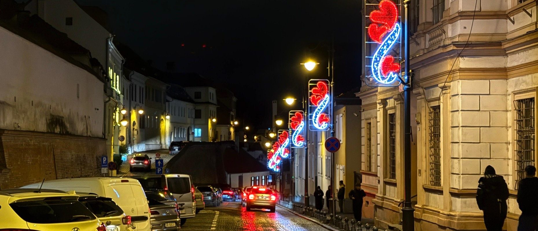Primăria Sibiu înlocuiește decorurile de Crăciun: inimioare în loc de Moș Crăciun, pentru a transforma sărbătorile în momente de empatie și omenie, cu o investiție de aproape 600 de euro în o instalație festivă