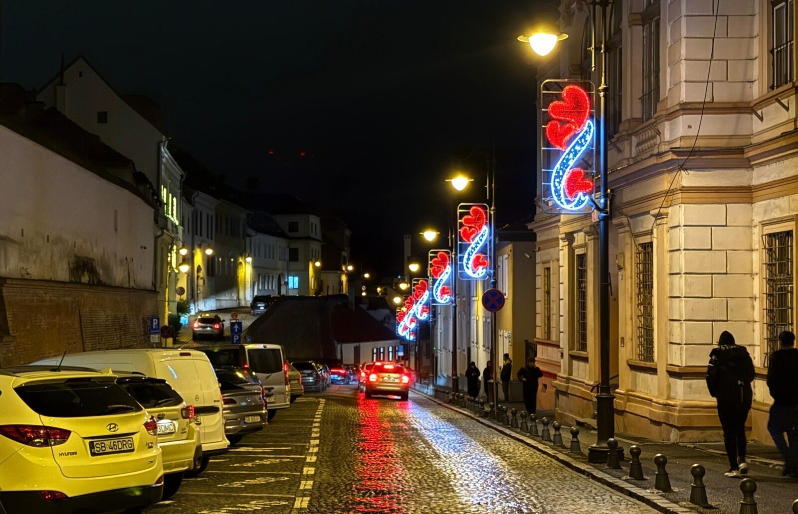 Primăria Sibiu înlocuiește decorurile de Crăciun: inimioare în loc de Moș Crăciun, pentru a transforma sărbătorile în momente de empatie și omenie, cu o investiție de aproape 600 de euro în o instalație festivă