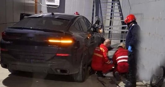 Un tânăr în scaun cu rotile decedat după ce a fost lovit de o mașină într-un centru medical din Bihor; o asistentă și un alt băiat cu dizabilități sunt răniți