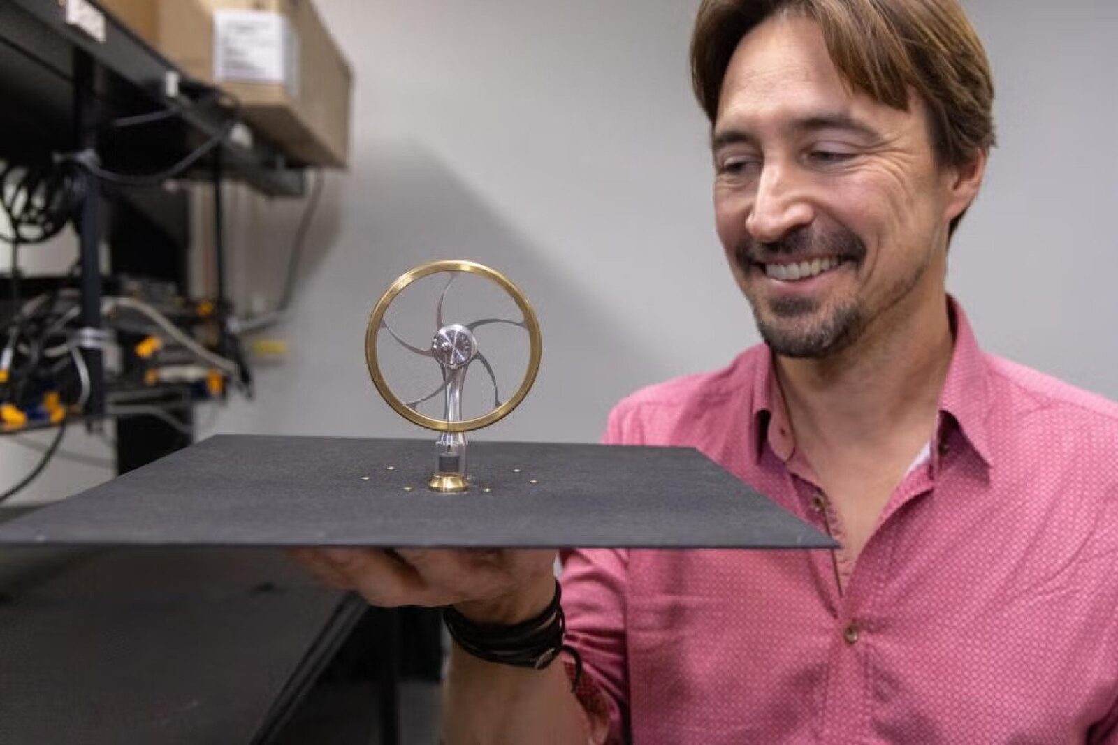 [ad_1] Un inginer american a prezentat recent un prototip de motor Stirling inovator, care funcționează exclusiv pe baza diferențelor naturale de temperatură dintre sol și cerul nocturn