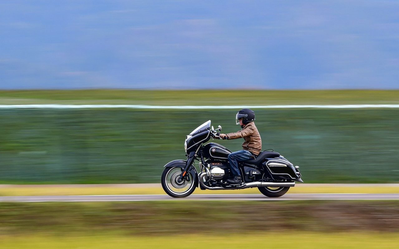 Motociclist surprins din elicopter în timp ce realiza 13 depășiri ilegale pe DN1, primește amendă record de 16.000 de lei și permis suspendat pentru mai mult de doi ani