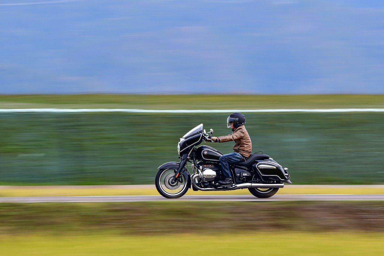 Motociclist surprins din elicopter în timp ce realiza 13 depășiri ilegale pe DN1, primește amendă record de 16.000 de lei și permis suspendat pentru mai mult de doi ani