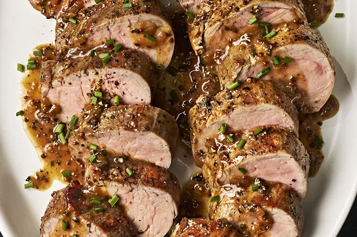 Mușchi de porc rumenit aromat cu cimbru și muștar Dijon, acompaniat de sos de cidru de mere / O rețetă potrivită atât pentru ocazii speciale, cât și pentru o cină în familie