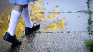 O fetiță de 12 ani a decedat după ce a fost forțată să facă 100 de genuflexiuni pentru întârziere.