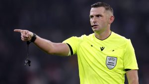 Lucescu va exploda de furie: UEFA a comunicat hotărârea referitoare la Michael Oliver, centralul confruntării cu Bosnia.
