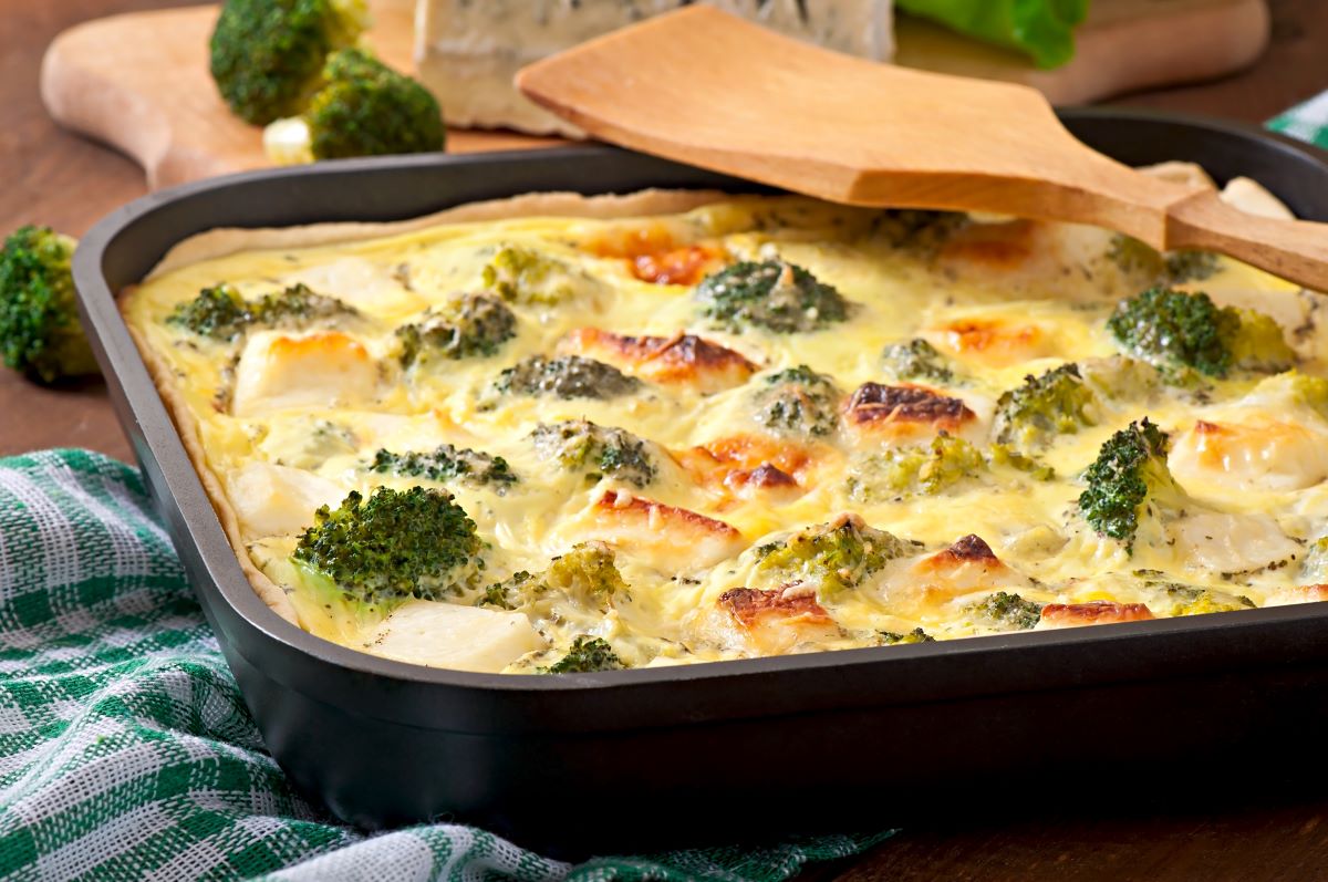 [ad_1] O omletă la cuptor cu feta și broccoli, ideală pentru un mic dejun relaxat de weekend, poate fi pregătită simplu, amestecând toate ingredientele într-o tavă și apoi introducând-o la cuptor