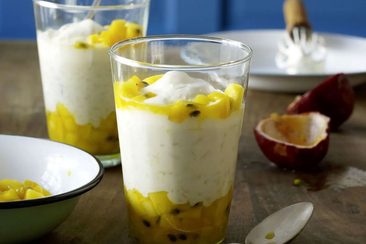 Deliciu de orez cu lapte de cocos și mango pentru un mic dejun vegetarian, fără lactoză și gluten, ideal și cu pere, banane, portocale sau mandarine
