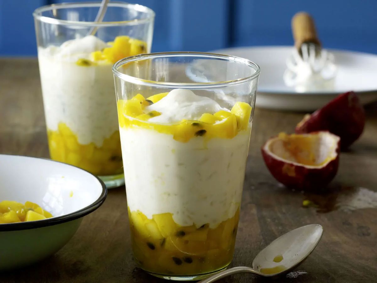 Deliciu de orez cu lapte de cocos și mango pentru un mic dejun vegetarian, fără lactoză și gluten, ideal și cu pere, banane, portocale sau mandarine