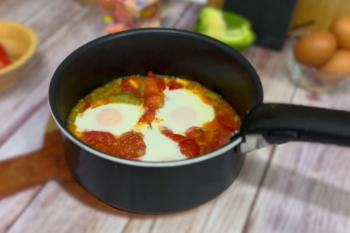 [ad_1] Imagine: ouă cu ton picant decorate, pregătite la cuptor, într-un vas unic, simplu de folosit și de pregătit