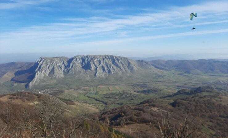 [ad_1] Un parapantist a suferit răni grave duminică, după ce a căzut într-o zonă dificil de accesat de pe Piatra Secuiului, în localitatea Rimetea, județul Alba