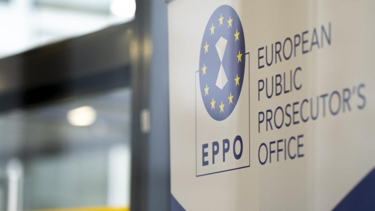 Un bărbat care pretindea a fi „șeful procurorilor europeni” a fost trimis în judecată pentru trafic de influență, solicitând 60.000 de euro pentru a favoriza un afacerist într-un dosar gestionat de Parchetul European