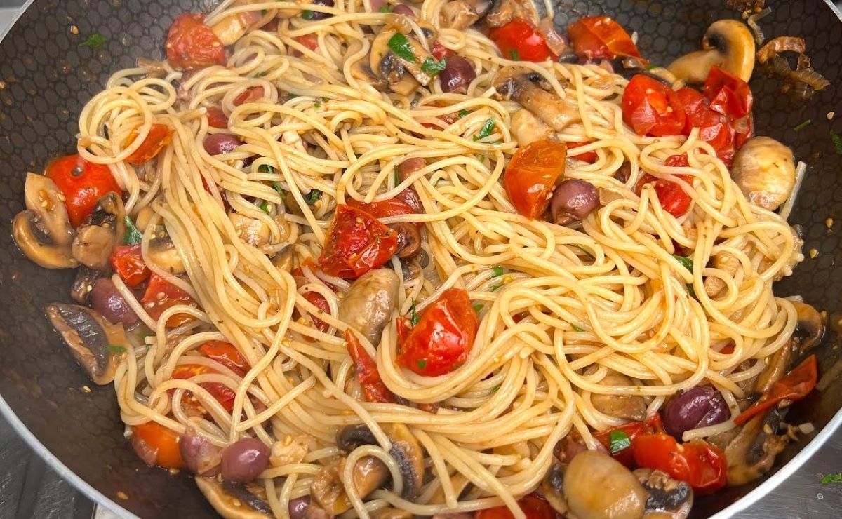 Pastele de vineri seara: Spaghetti alla disperata, o rețetă rapidă și gustoasă, cu un sos ce îmbină ingrediente obișnuite din cămară sau frigider, ideală pentru post.