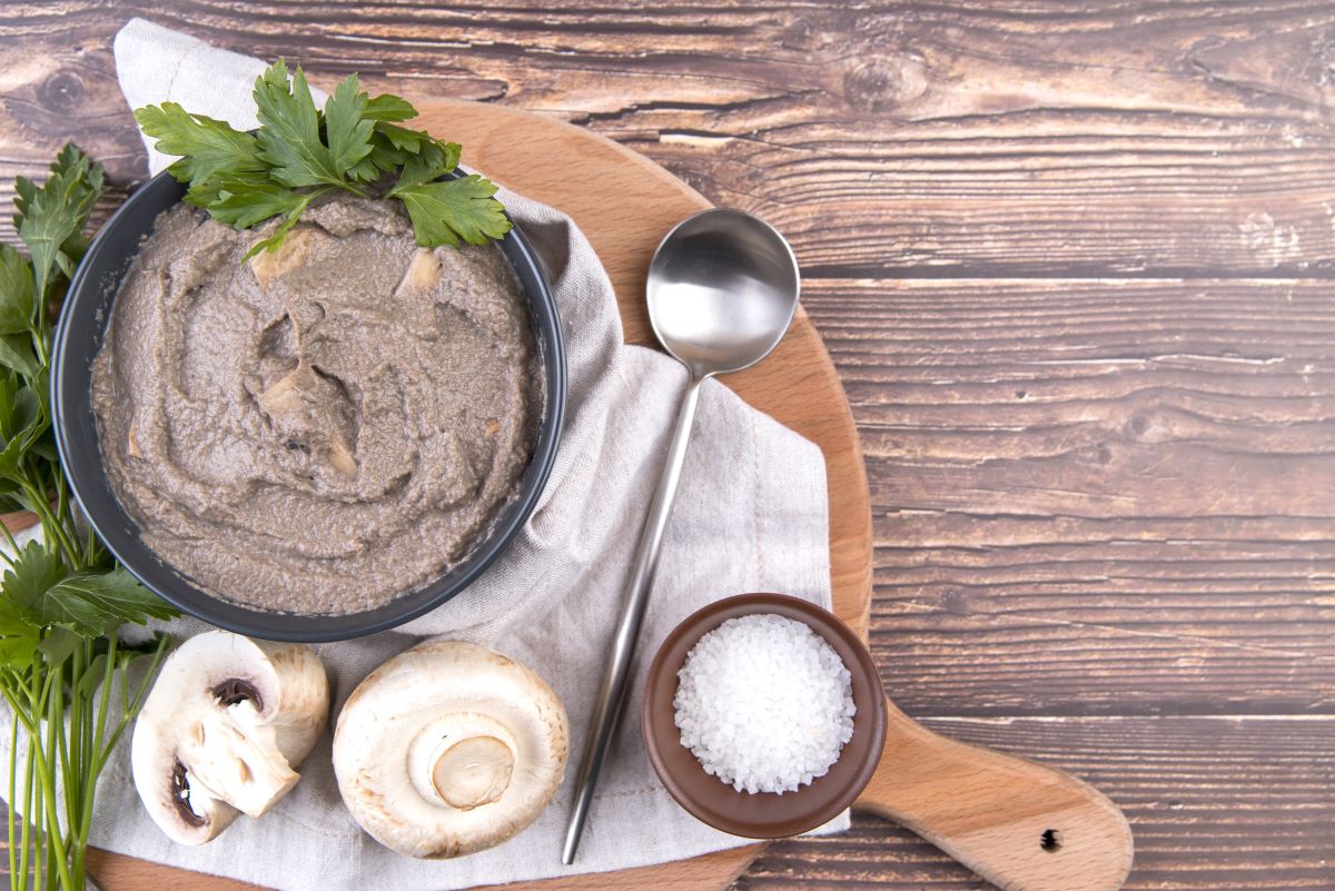 Diversitate de pate-uri vegetale sau cu brânzeturi, perfect pentru micul dejun, sandvișuri sau wrap-uri de luat la pachet