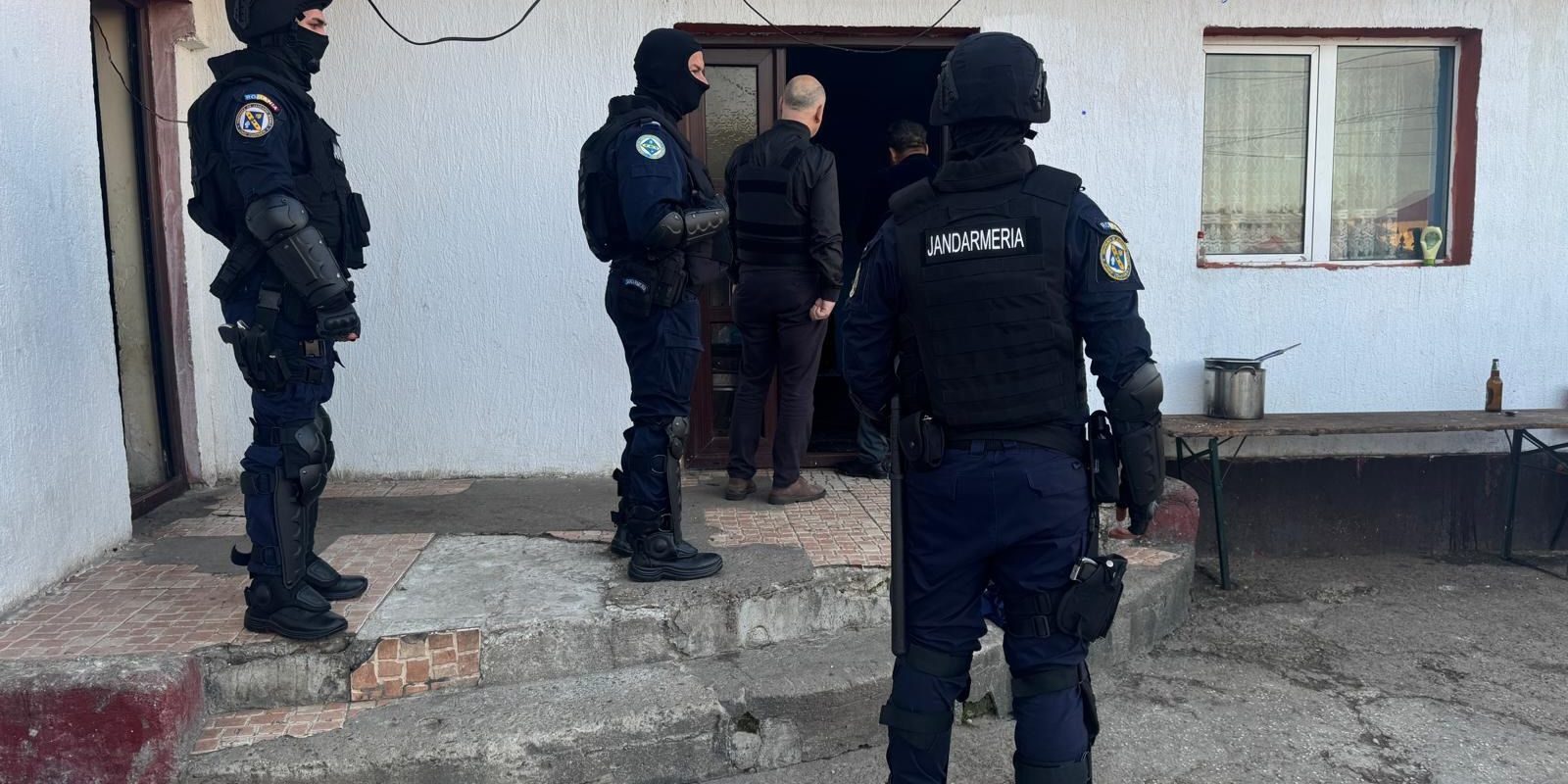 Rezumatul operațiunii „Calul Troian”: 15 persoane plasate în arest preventiv timp de 24 de ore, 12 aflate sub control judiciar, patru persoane evadează din anchetă; au fost confiscate 200.000 de lei, 51.000 de euro, mai multe arme albe, bijuterii și droguri
