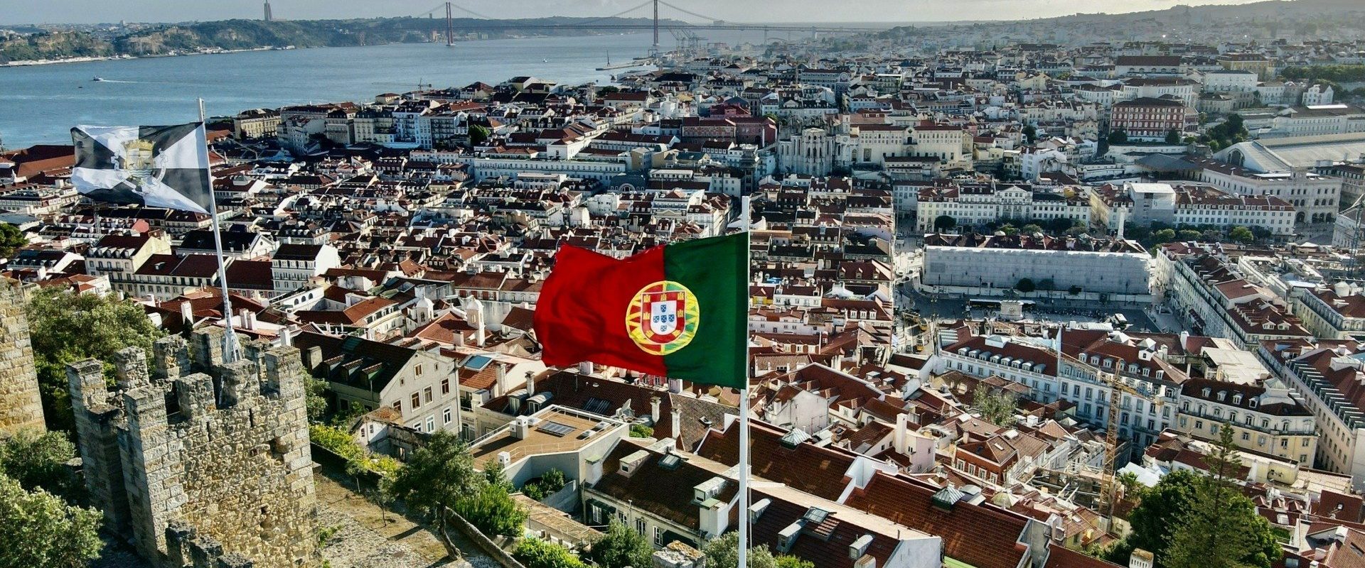 [ad_1] Zeci de mii de persoane au ieșit în stradă sâmbătă în Lisabona, capitala Portugaliei, pentru a manifesta împotriva unor inițiative legislative referitoare la domeniul muncii, considerate nedrepte pentru angajați