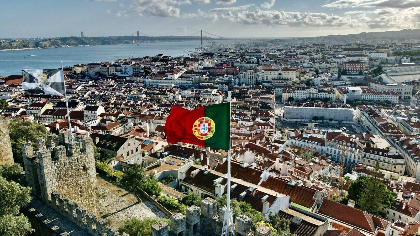 [ad_1] Zeci de mii de persoane au ieșit în stradă sâmbătă în Lisabona, capitala Portugaliei, pentru a manifesta împotriva unor inițiative legislative referitoare la domeniul muncii, considerate nedrepte pentru angajați
