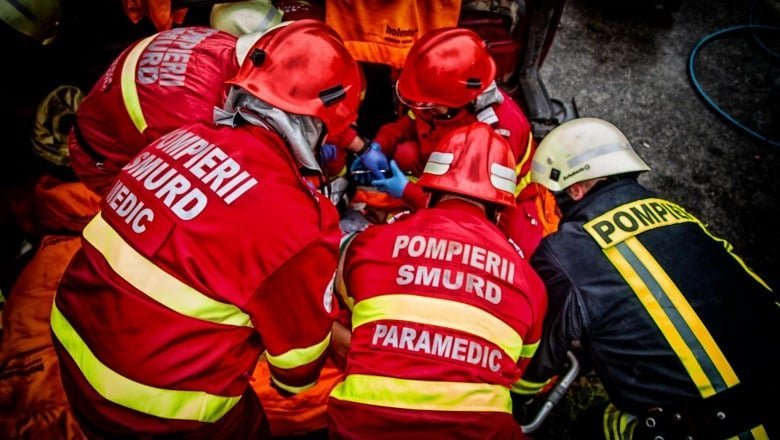 Trei persoane au fost salvate de echipajele de pompieri după ce autovehiculul lor a căzut într-un canal adânc de 10 metri