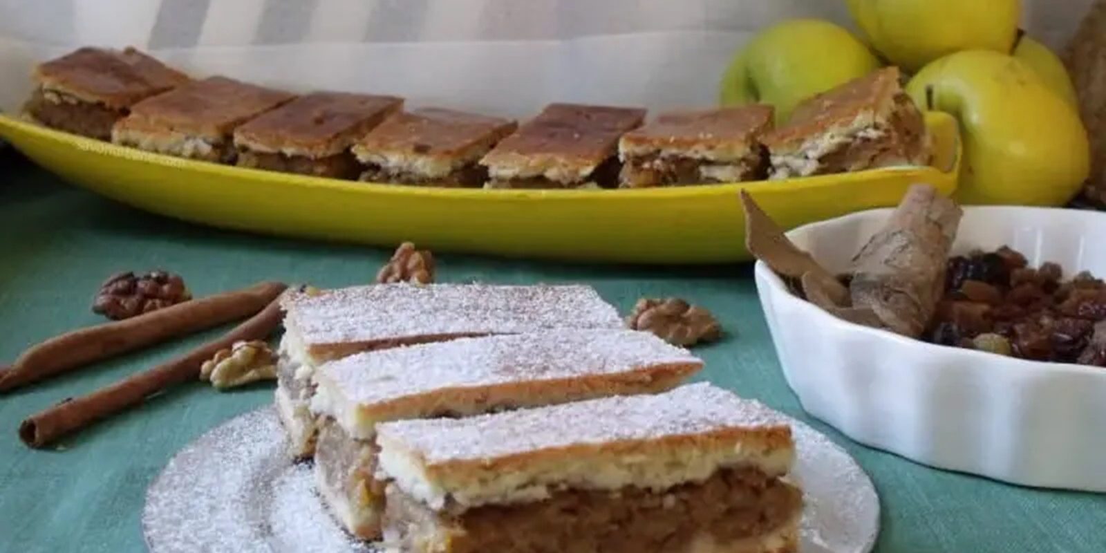Plăcinta cu mere coaptă, o delicatesă românească tradițională, prezentată în New York Times ca un desert irresistibil, pufos și fragil / Instrucțiuni detaliate pentru preparare