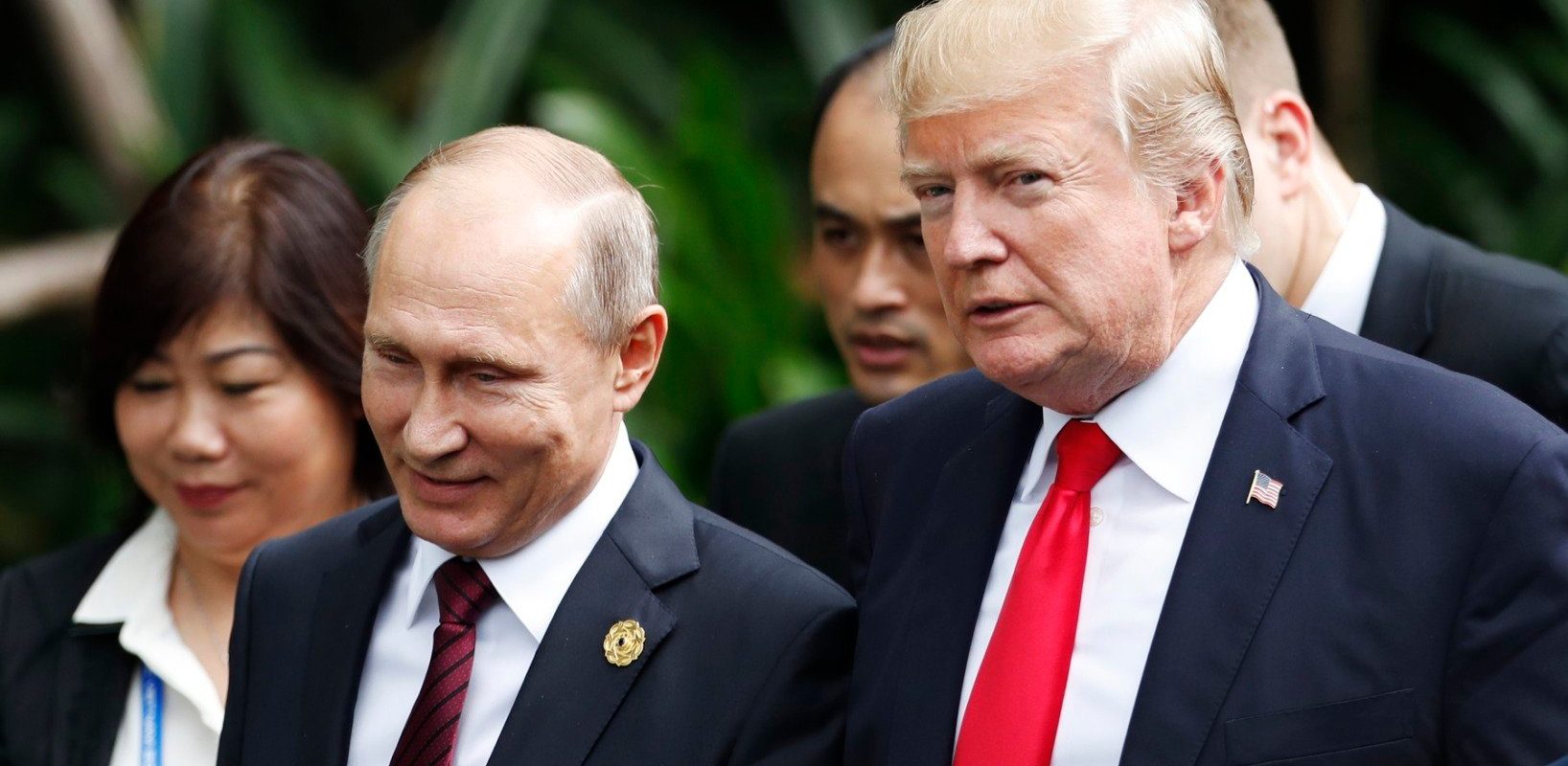 Jurnalistul de la The Guardian, Luke Harding, afirmă că planul de pace propus de Trump a fost foarte probabil redactat inițial în limba rusă