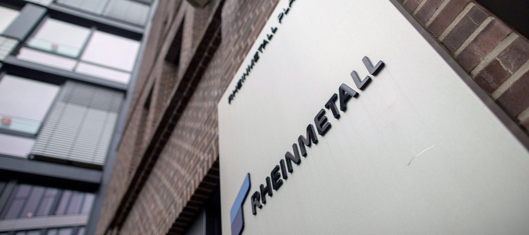 [ad_1] Ministrul Economiei, Radu Miruță, a anunțat la postul de televiziune B1 TV că a renegociat contractul cu compania Rheinmetall, obținând pentru România condiții financiare cu 92 de milioane de euro mai avantajoase față de acordul inițial și dreptul de veto asupra deciziilor strategice, conform unei agenții de știri