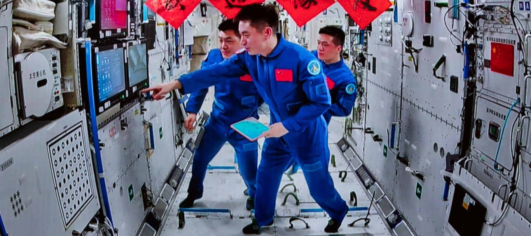 [ad_1] Trei astronauți chinezi au revenit pe Pământ după mai multe zile petrecute în spațiu, fiind blocați la bordul stației spațiale chineze Tiangong din cauza unor defecte la capsula de întoarcere