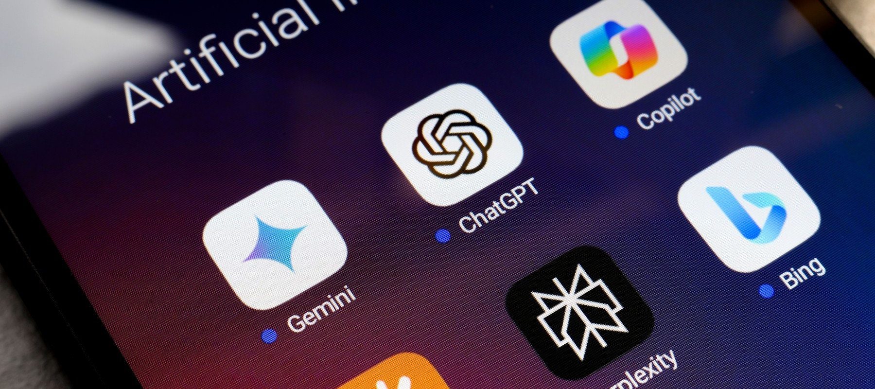 Gradul de acuratețe al celor mai populare chatboturi AI: un studiu european indică o rată de erori de aproape 50%