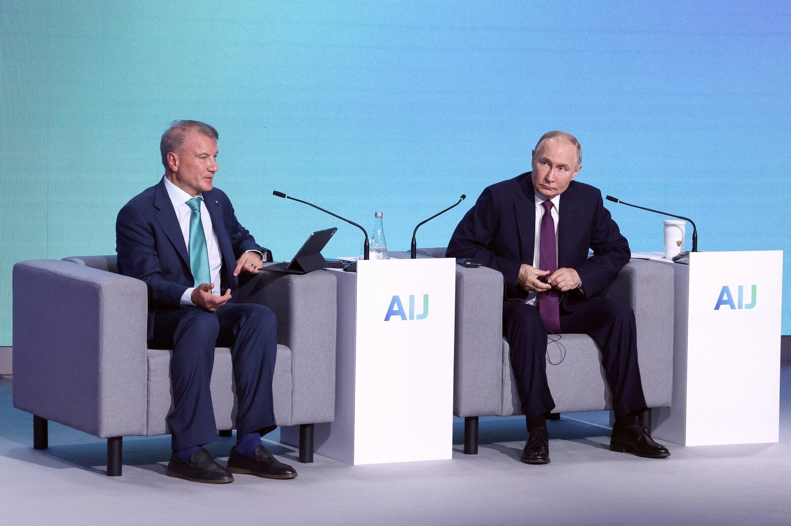 [ad_1] Președintele rus Vladimir Putin a solicitat crearea unei comisii naționale specializate pentru a superviza dezvoltarea modelelor de inteligență artificială create intern, considerând că acestea sunt cruciale pentru menținerea suveranității Rusiei