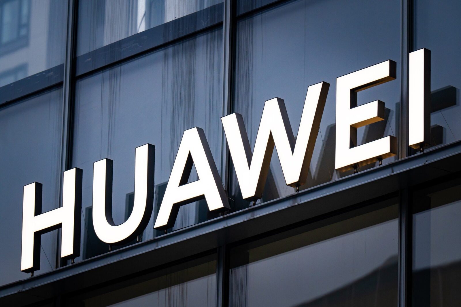 [ad_1] Comisia Europeană analizează momentul în care poate impune statelor membre să elimine treptat Huawei și ZTE din rețelele de telecomunicații, conform unor informații furnizate de surse apropiate de situație