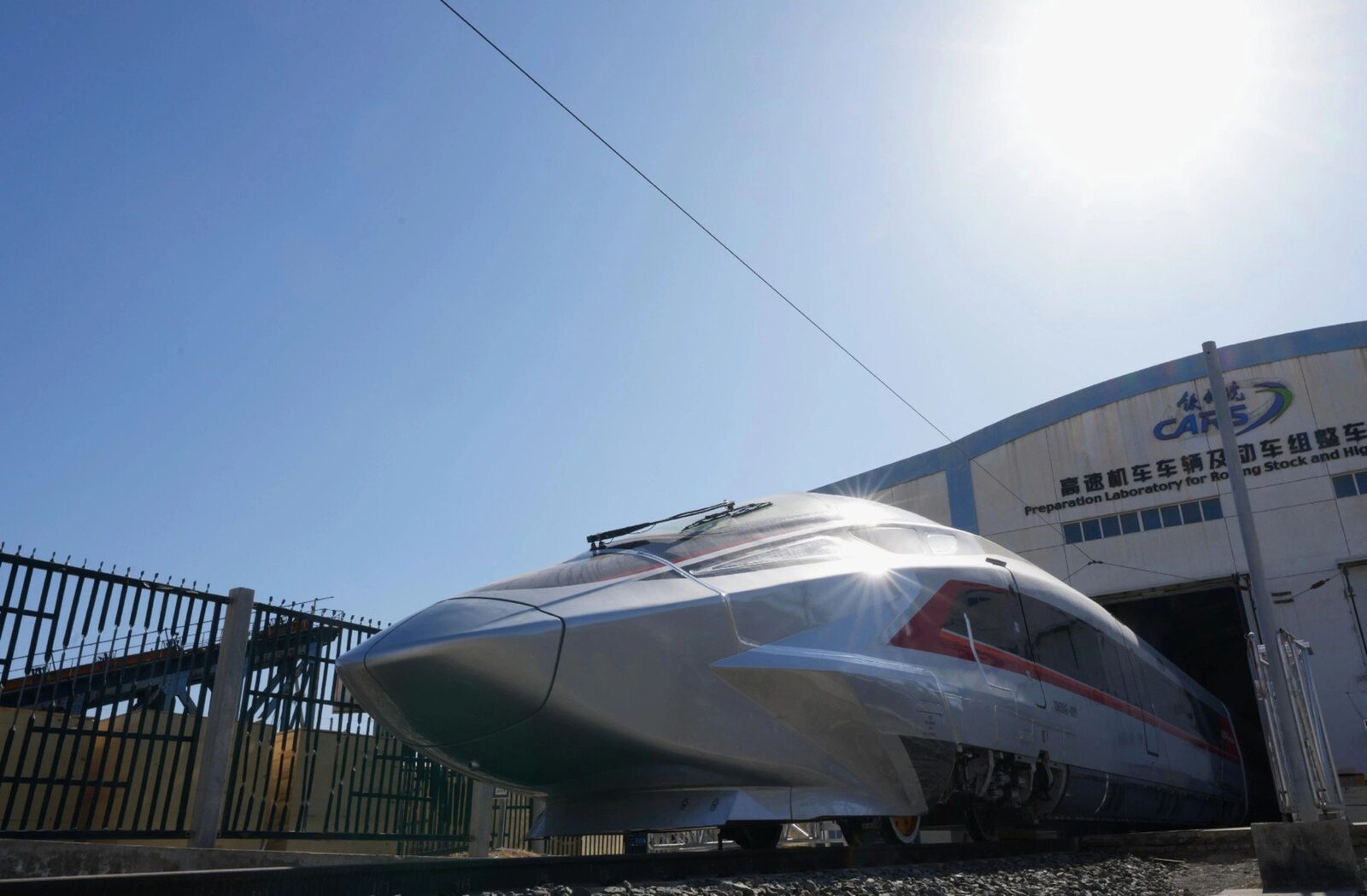 [ad_1] China a înregistrat un record mondial de viteză pentru un tren electric cu tracțiune pe șine, odată cu atingerea unei viteze de 453 km/h de către prototipul CR450 în timpul testelor preliminare