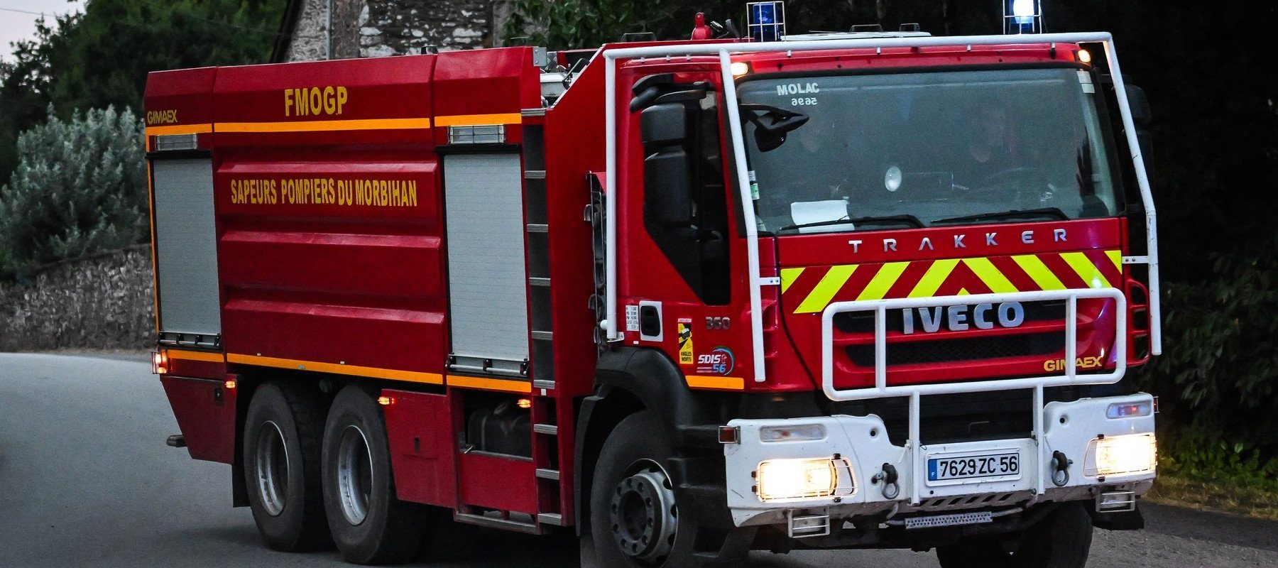 Autoritățile au declanșat Planul Roșu de Intervenție după o explozie urmată de incendiu într-o garsonieră dintr-un bloc din Balș, două persoane fiind rănite de arsuri