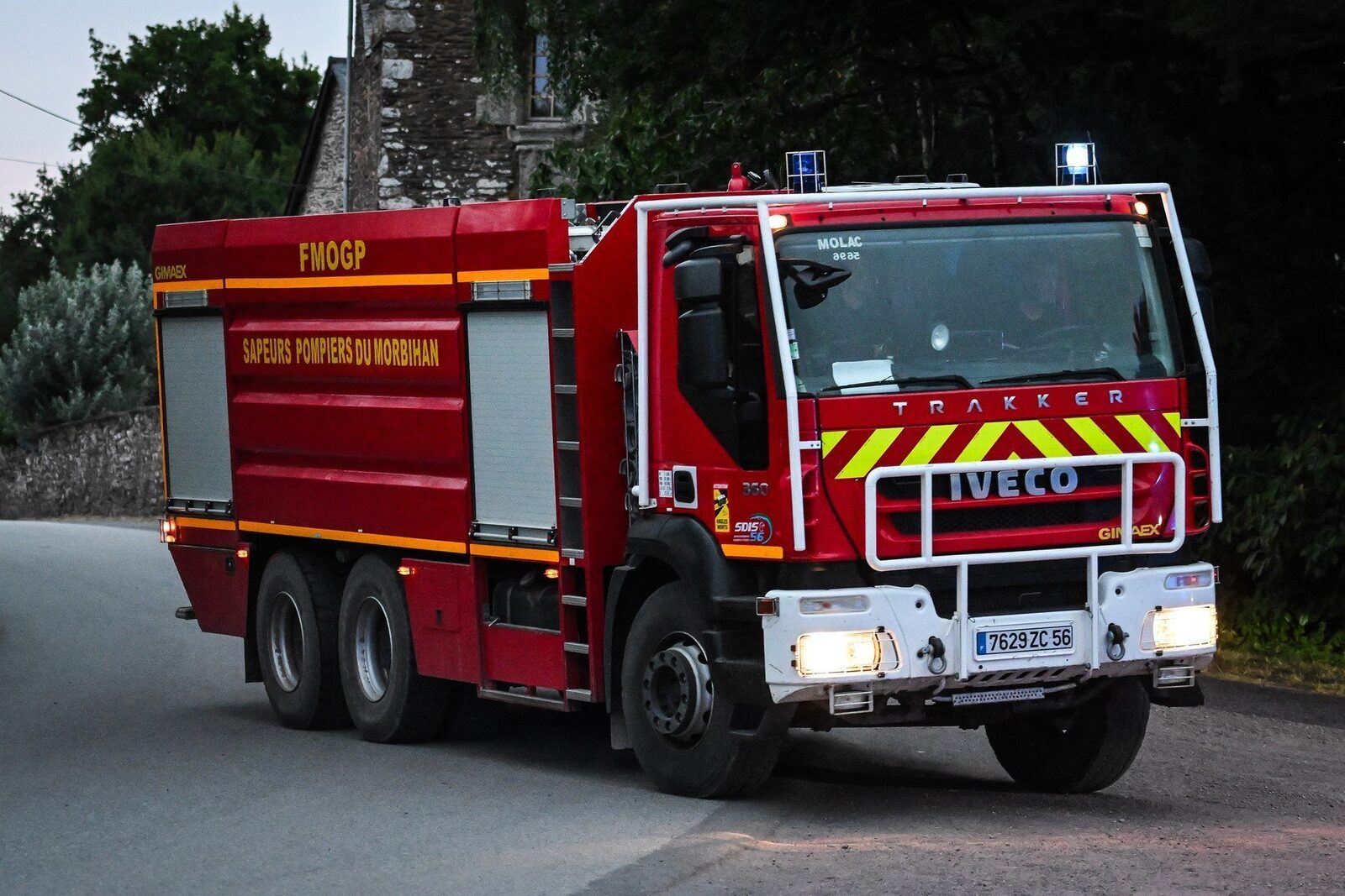 Autoritățile au declanșat Planul Roșu de Intervenție după o explozie urmată de incendiu într-o garsonieră dintr-un bloc din Balș, două persoane fiind rănite de arsuri