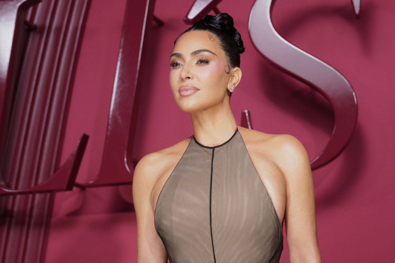 [ad_1] Kim Kardashian atrage din nou atenția asupra limitărilor inteligenței artificiale generative, după ce a declarat în cadrul unui interviu că ChatGPT i-a furnizat răspunsuri greșite în timpul pregătirii pentru examenele de drept